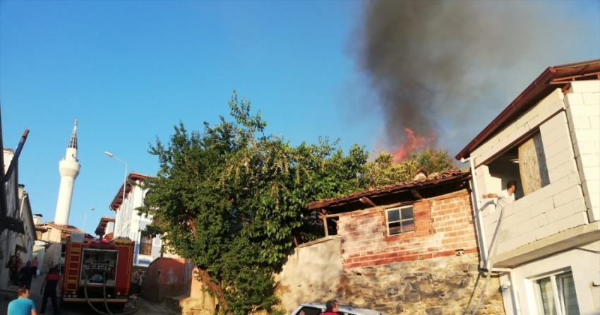 Denizli'de biri koruma altındaki 3 ahşap ev yandı