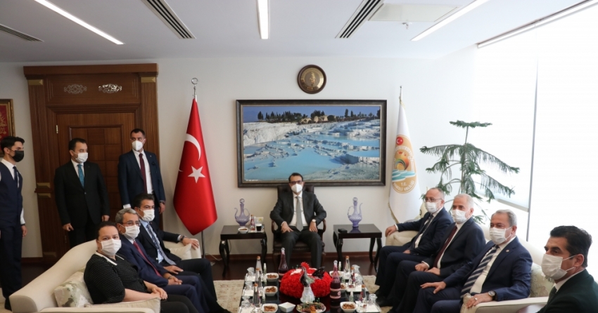 Enerji ve Tabii Kaynaklar Bakanı Dönmez, Denizli'de ziyaretlerde bulundu