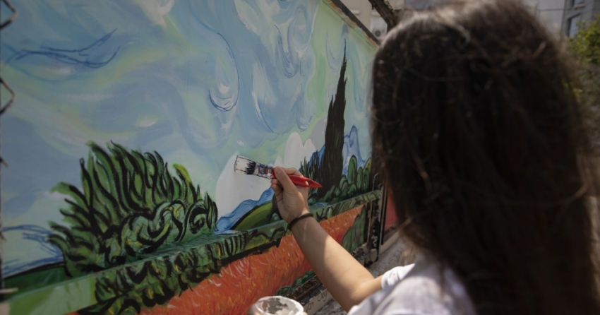 İzmir'de üniversite öğrencileri, bir ortaokulun bahçesini ünlü ressamların eserleriyle renklendirdi