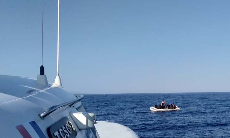 Marmaris açıklarında lastik bottaki 13 düzensiz göçmen kurtarıldı