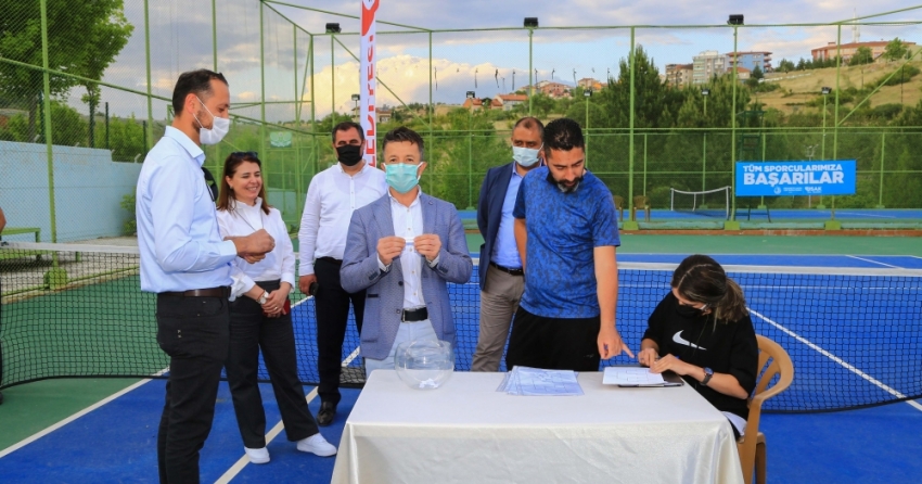 Uşak Belediyesi Tenis Turnuvası ilk servis atışıyla başladı