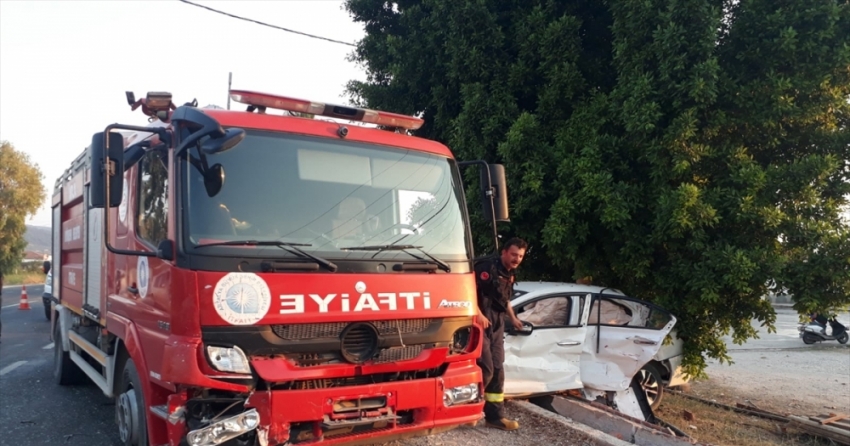 Antalya'da otomobille itfaiye aracı çarpıştı: 3 yaralı