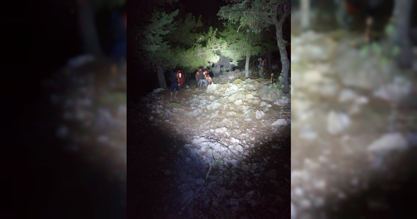 Fethiye'de kayalıklarda mahsur kalan iki kişi kurtarıldı