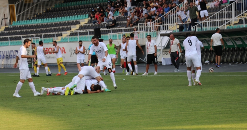 Futbolda Aliağa Futbol A.Ş'yi mağlup eden Kuşadasıspor, TFF 3. lige yükseldi