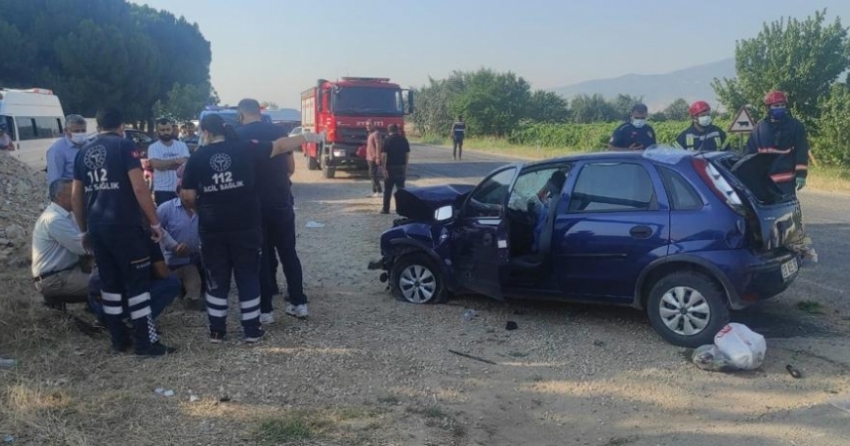 GÜNCELLEME - Tarım işçilerini taşıyan minibüs ile otomobil çarpıştı: 2 ölü, 9 yaralı