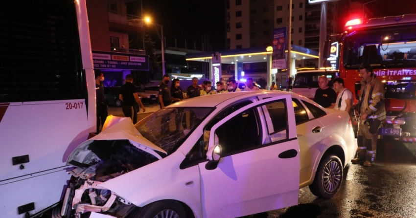 İzmir'de otomobilin belediye otobüsüne çarpması sonucu 4 kişi yaralandı