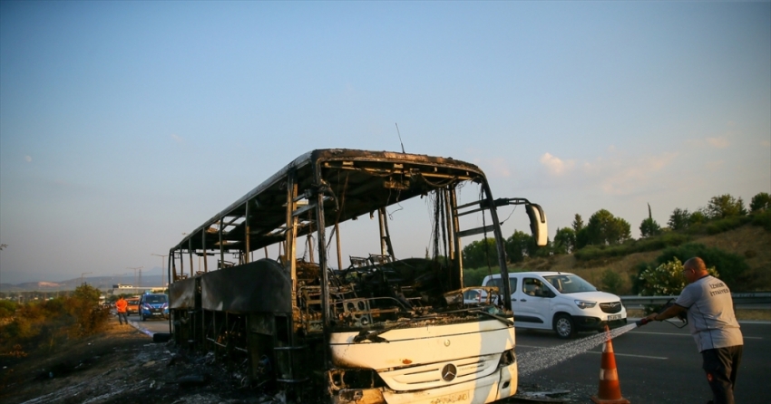 İzmir'de seyir halindeki yolcu otobüsü yandı