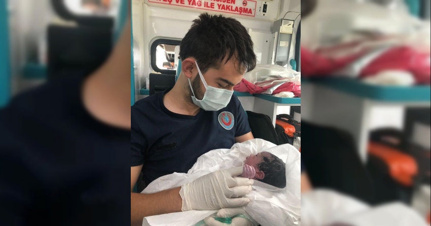 Sağlık Bakanı Koca, Afyonkarahisar'da ambulansta doğum yaptıran sağlık ekibini ve bebeğin ailesini kutladı