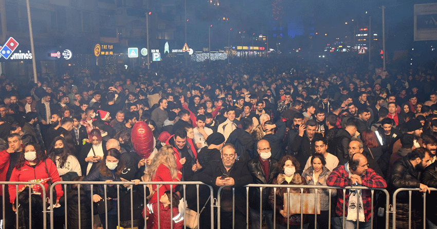 Kuşadası’nda on binler yeni yıla sokak partisiyle girdi